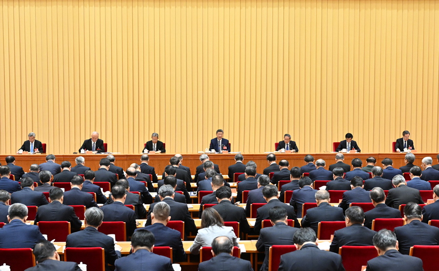 　　12月10日至11日，中央經(jīng)濟工作會議在北京舉行。中共中央總書記、國家主席、中央軍委主席習(xí)近平出席會議并發(fā)表重要講話。李強、趙樂際、王滬寧、蔡奇、丁薛祥、李希出席會議。